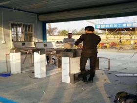 江蘇南京鼓樓區(qū)某工地現(xiàn)場橋式三輥閘、擺閘案例