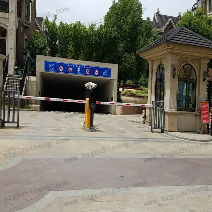 張家港伊頓花園別墅現(xiàn)場(chǎng)案例車(chē)牌識(shí)別加廣告道閘，人行通道閘（護(hù)外人臉識(shí)別加擺閘